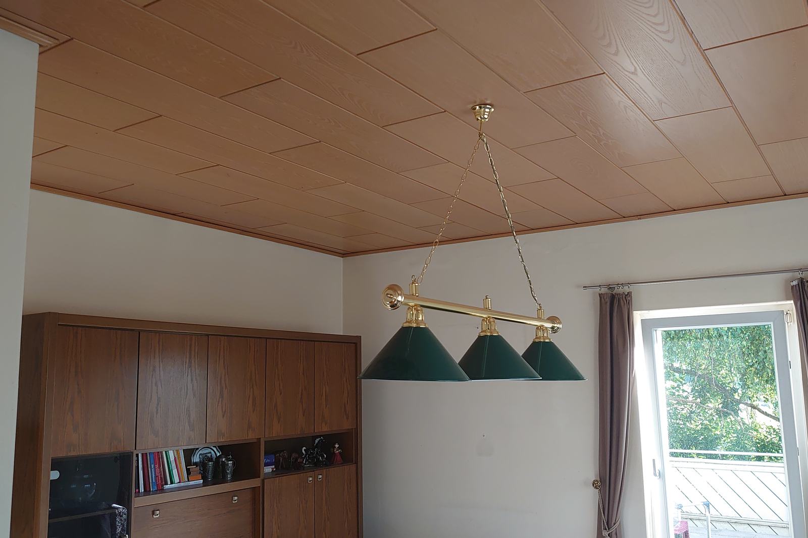 Wohnzimmer mit alter Holzdecke vor der Renovierung