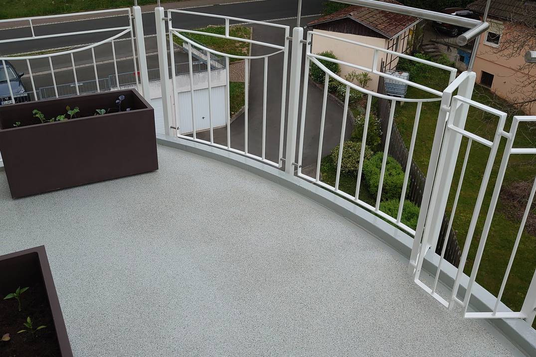 Beschichteter Balkon mit Pflanzkasten