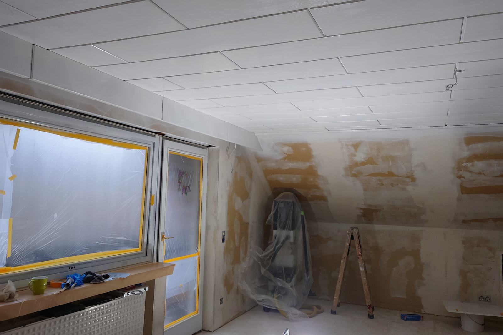 Dachzimmer waehrend der Arbeiten, Fenster und Boden abgedeckt