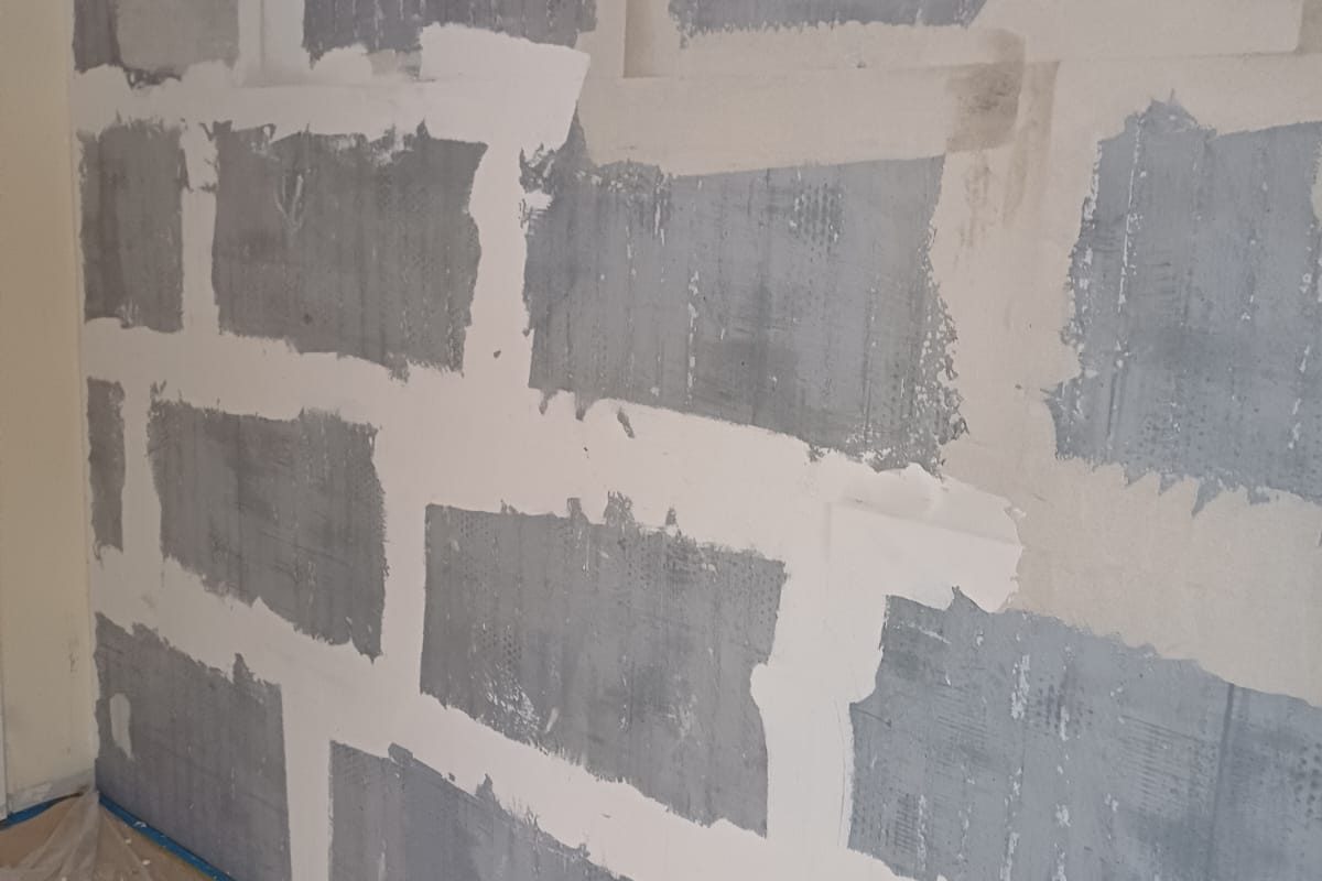 Verklebte Silikatplatten an einer Innenwand, Fugen verspachtelt