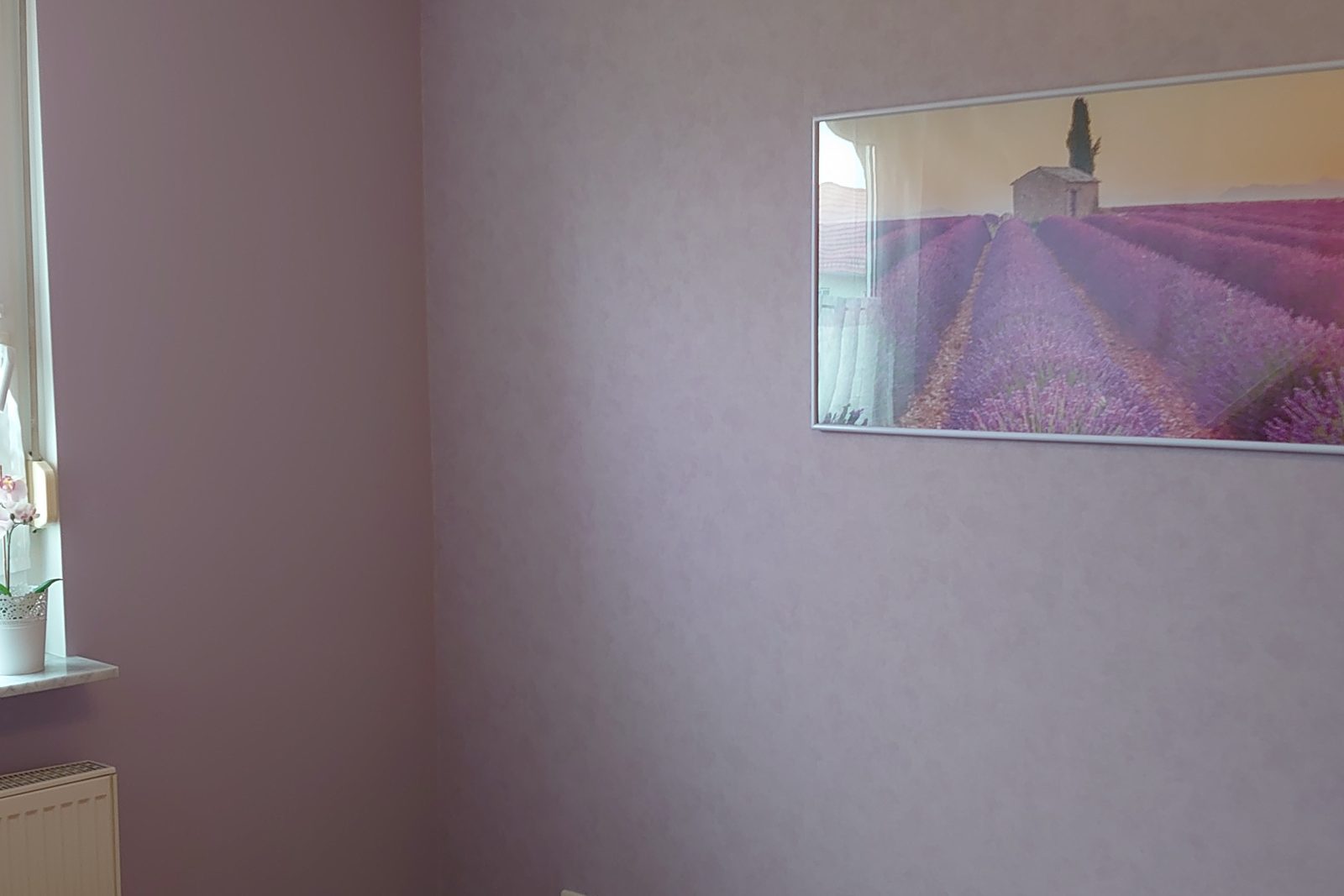 Fertig tapeziertes Schlafzimmer mit Deckenleuchte
