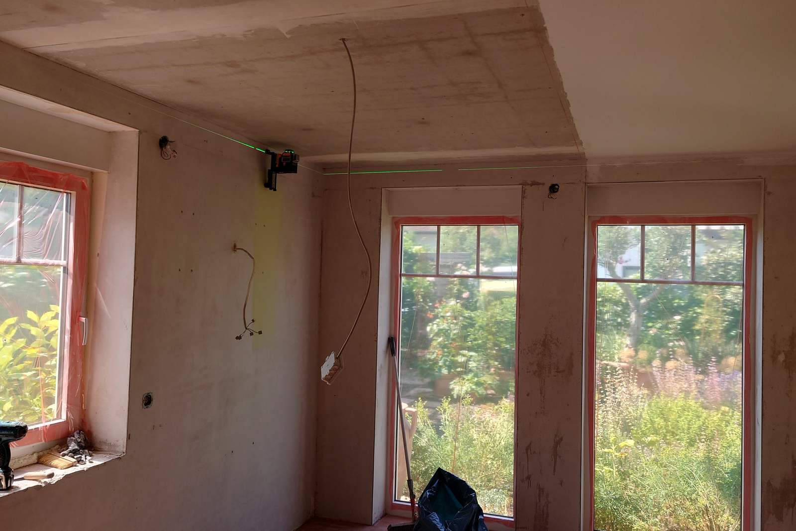 Anbau im Rohbau mit Trockenbauwaenden und bodentiefen Fenstern