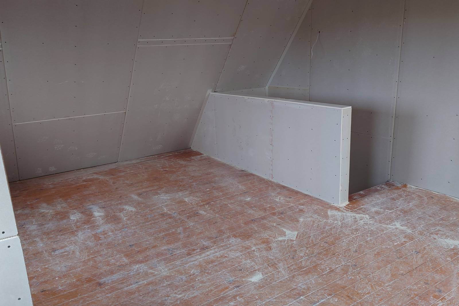 Trockenbauwand unter der Dachschraege, Platten verspachtelt