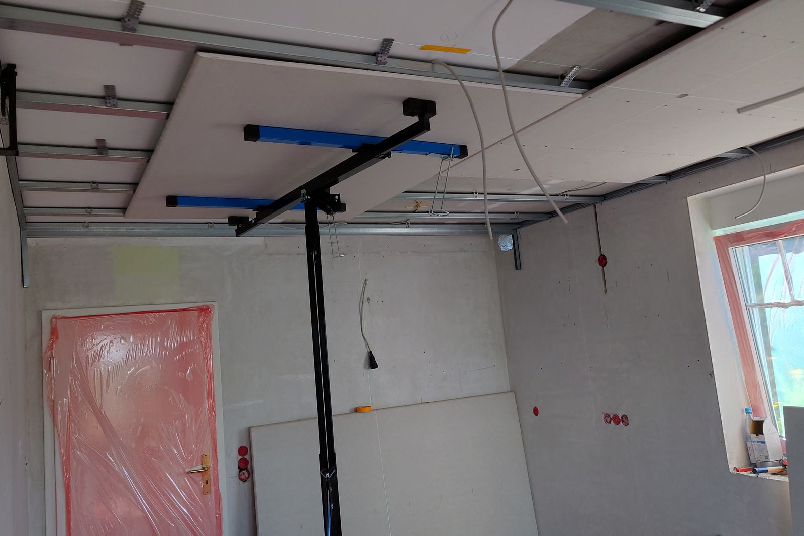 Trockenbaudecke in einer Garage mit sichtbarer Unterkonstruktion